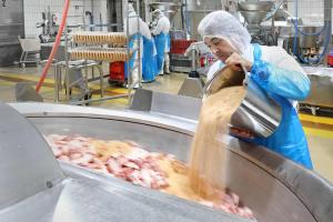 Die Mischung im Kutter für das Leberkäsbrät von Kottmayr.